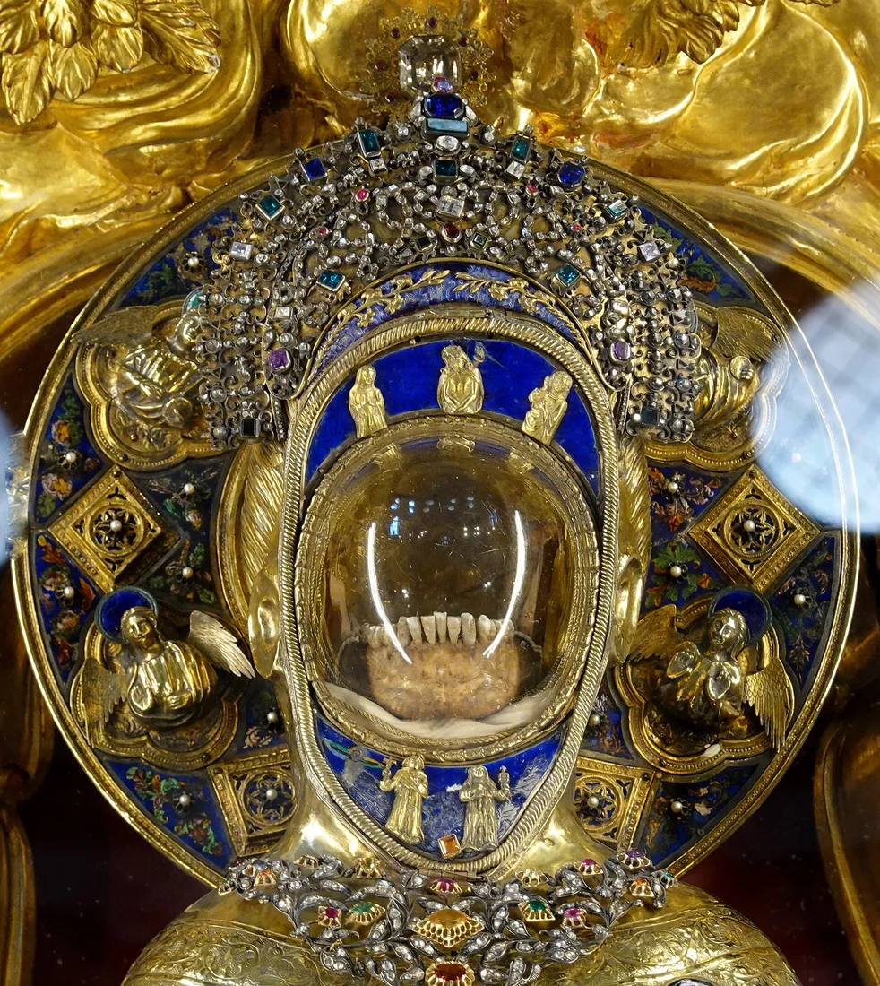 Detail wadah relikui Antonius di Padua. Wadah berhias dan bagian tubuh yang dilaporkan di dalamnya merupakan dua hal berbeda.