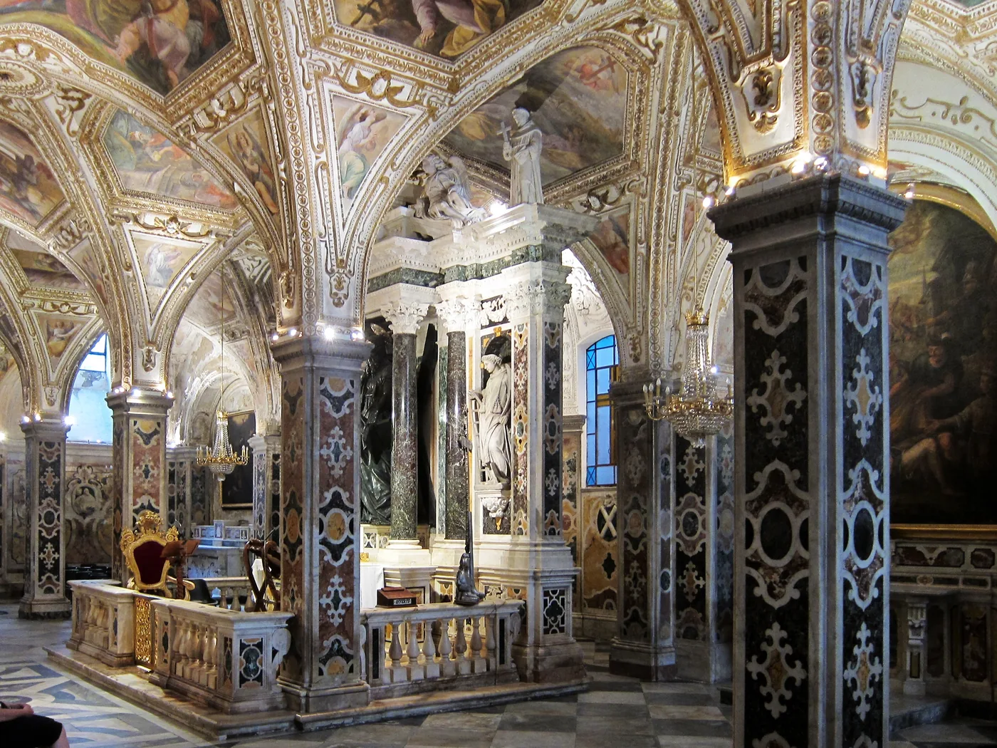 Interior kripta Katedral Amalfi, ruang penghormatan relikui yang diatribusikan kepada Andreas oleh pengelola katedral.