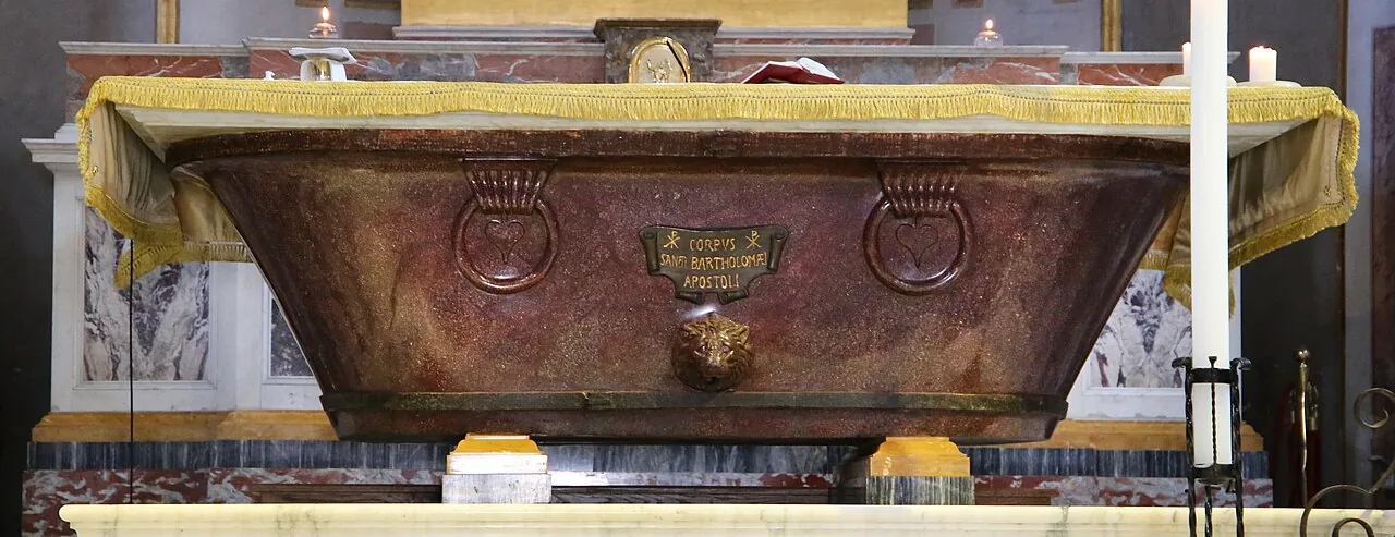 The porphyry container beneath the high altar of San Bartolomeo all’Isola.