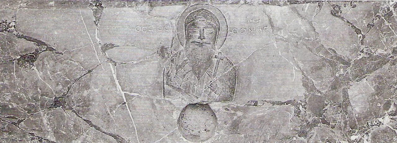 Lempeng batu dengan relief figur dan inskripsi yang difoto di San Tommaso, Ortona.