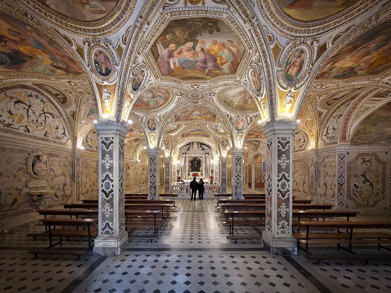 Interior kripta Katedral Salerno, lokasi penghormatan relikui yang diatribusikan kepada Matius.