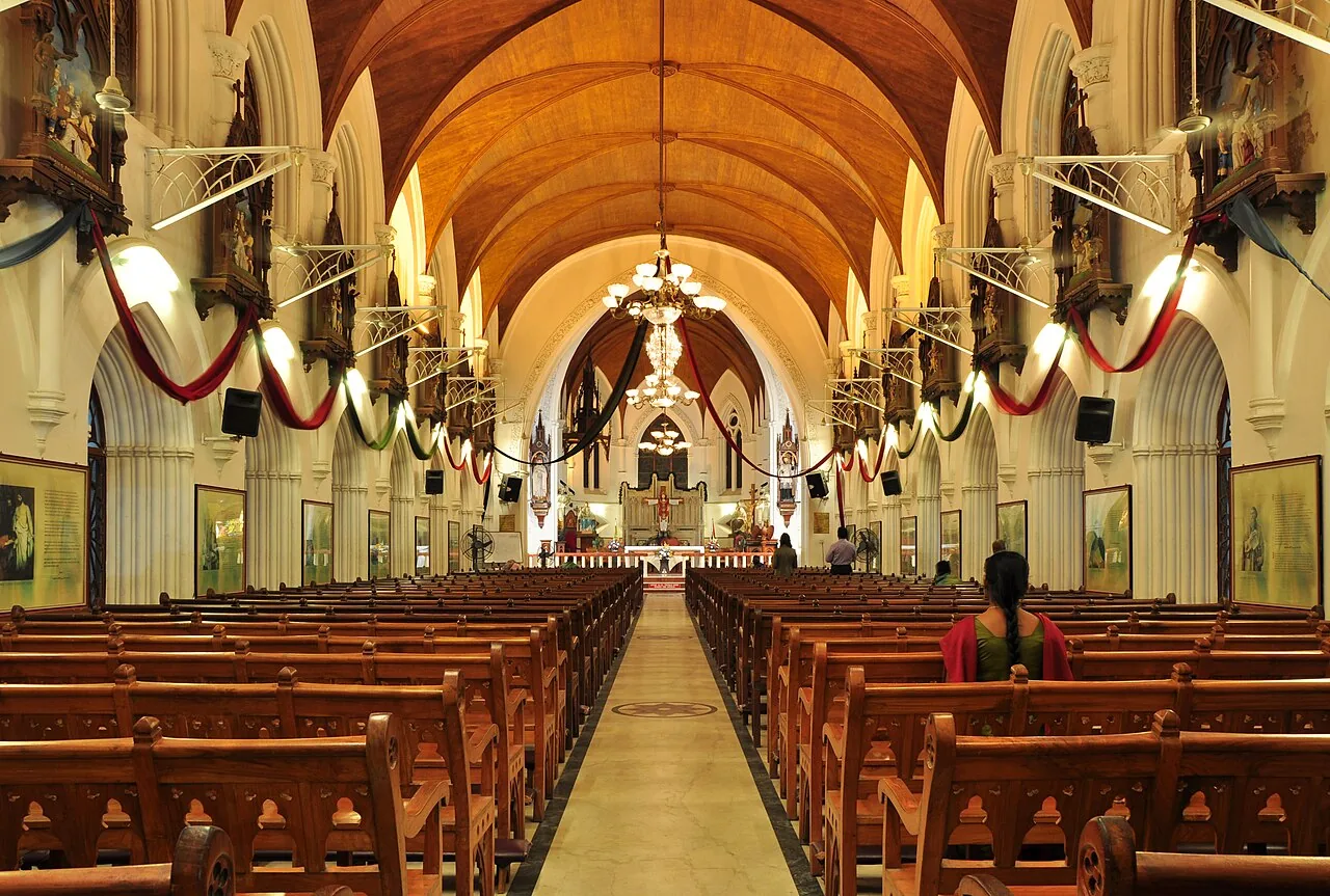 Interior Basilika Santhome di Chennai.