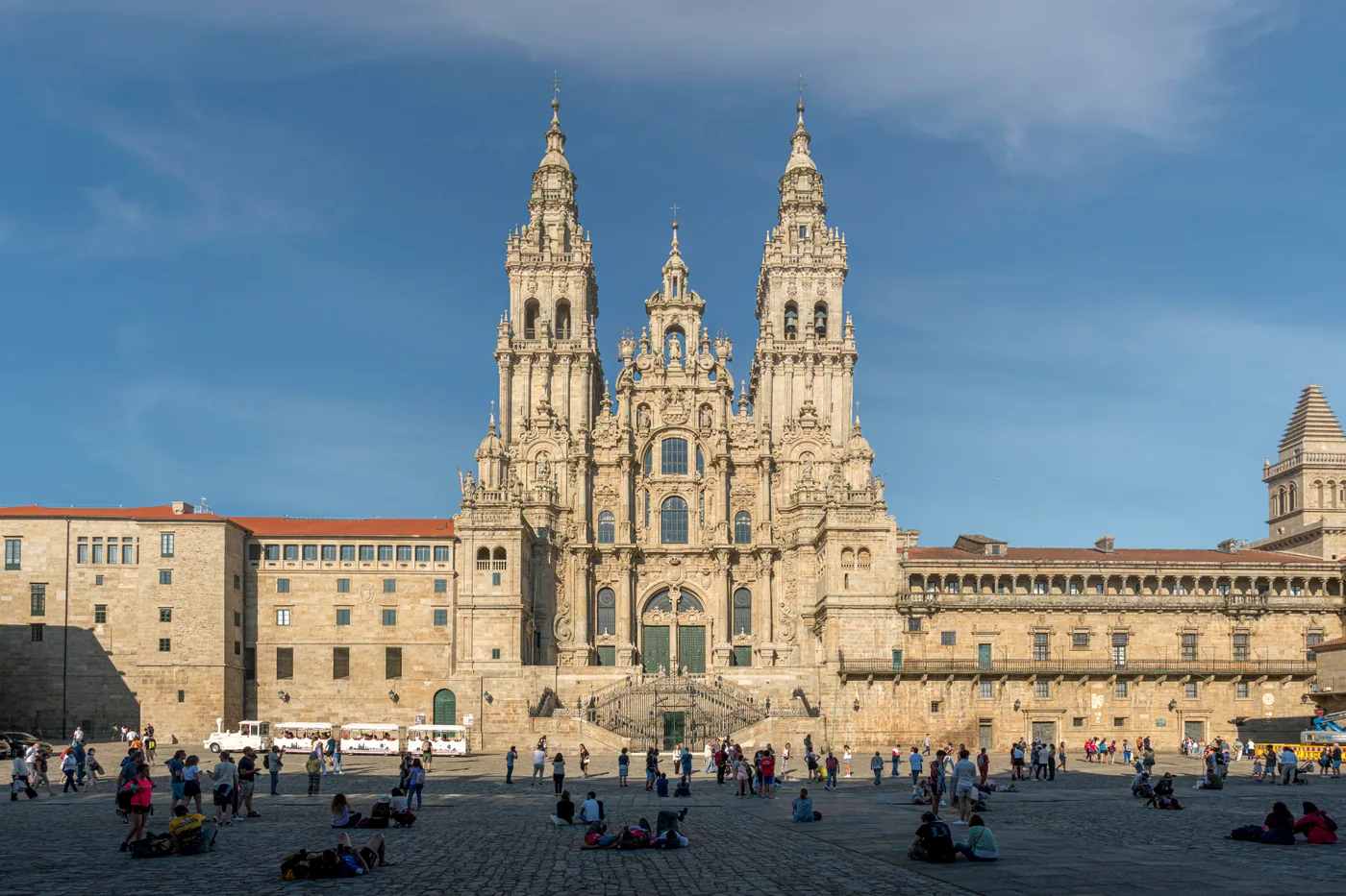 Panorama sisi barat Katedral Santiago de Compostela.