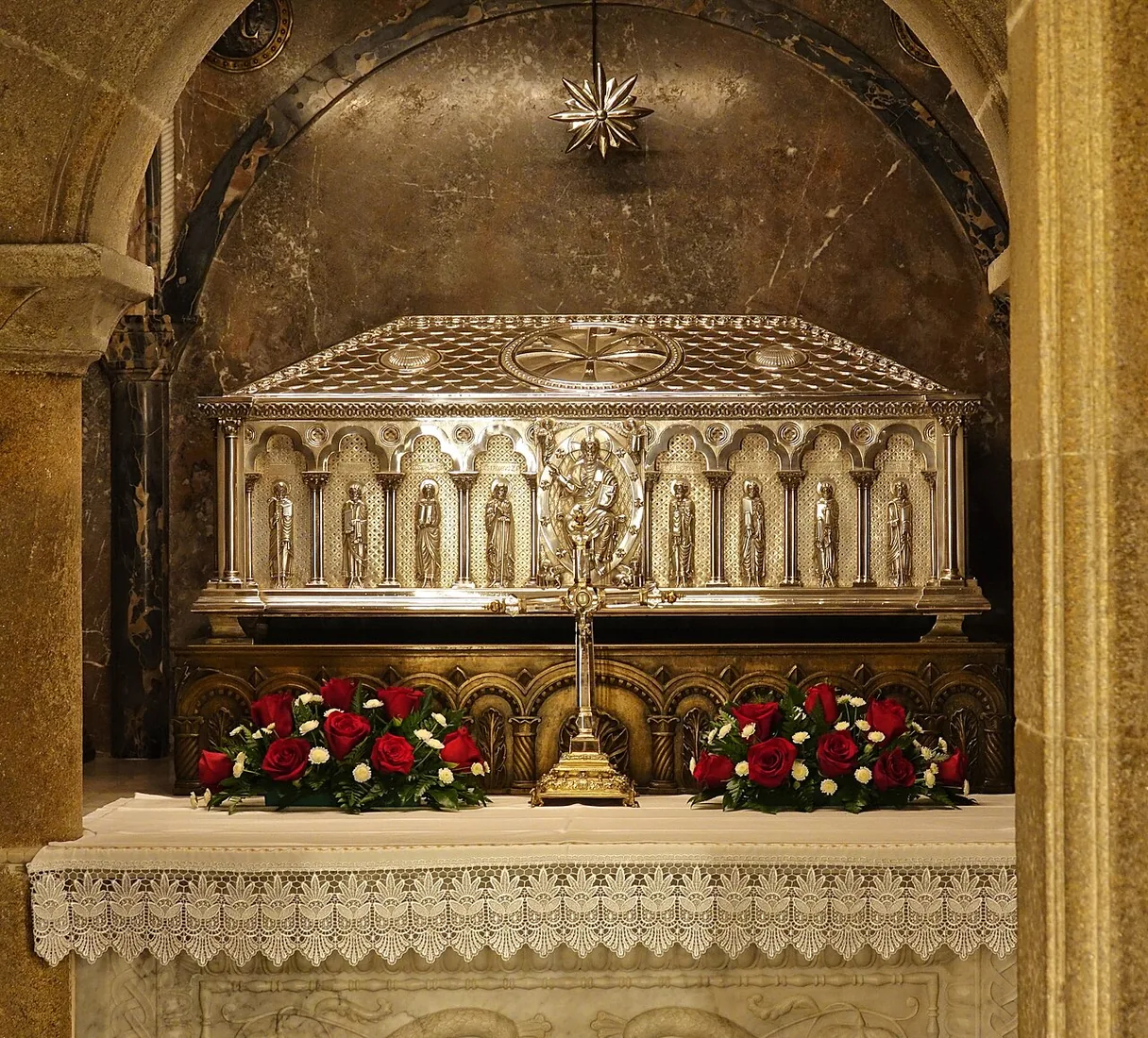 Relikuiarium perak dalam kripta Katedral Santiago.