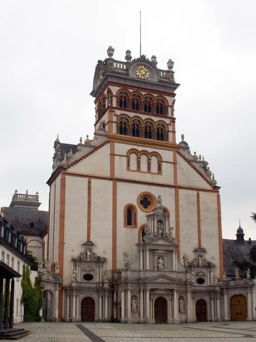 Fasad gereja Biara Santo Matias di Trier.