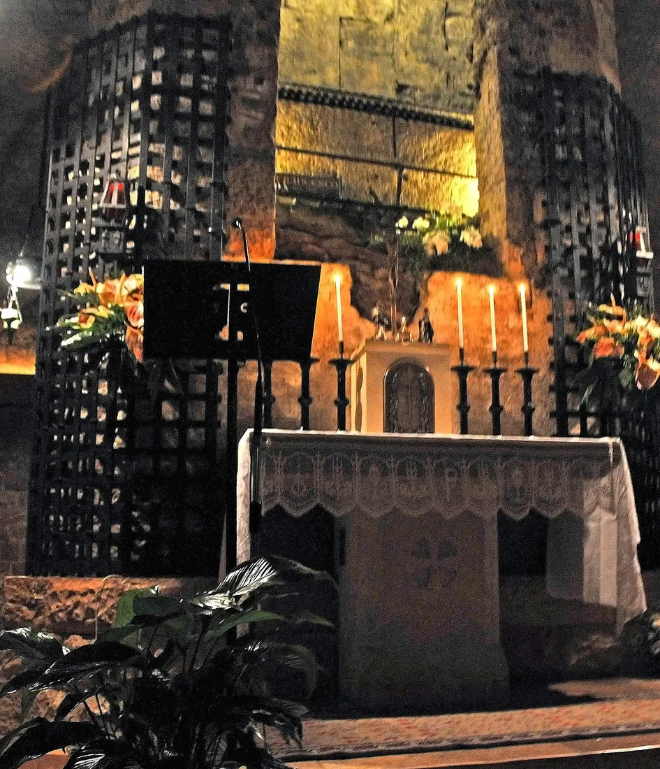 Makam Fransiskus di kripta basilika Assisi. Foto dokumenter memperlihatkan tempat penghormatan dan wadah batu, bukan isi lengkap makam.