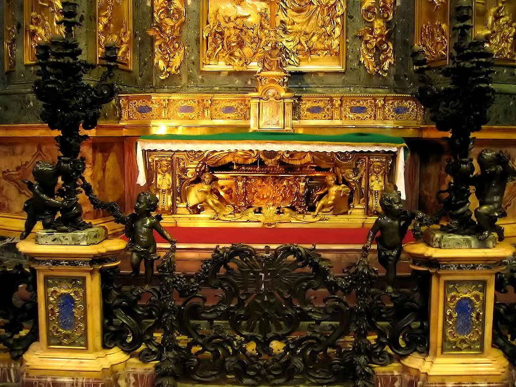 Urna Ignatius di bawah altar kapelnya dalam Gereja Gesù, Roma. Foto memperlihatkan wadah dan ruang altar.