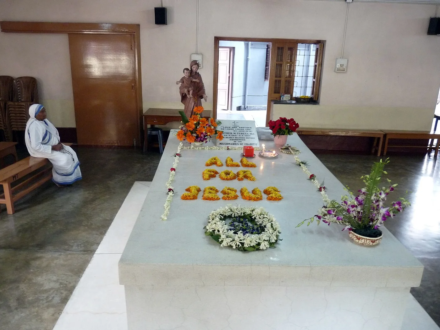 Makam Teresa di Mother House, Kolkata. Foto arsip kunjungan tahun 2010; keadaan dekorasi dapat berubah.