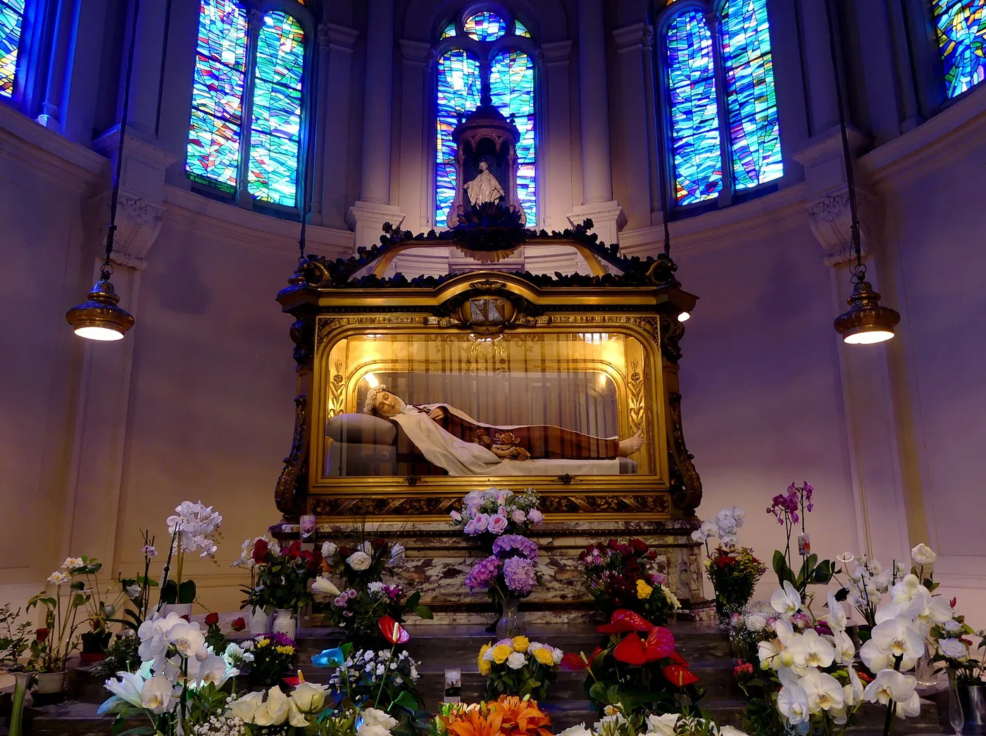 Châsse dengan figur Thérèse di kapel Karmel Lisieux, difoto Juli 2025. Figur dan wadah tidak boleh disamakan dengan tubuh utuh.